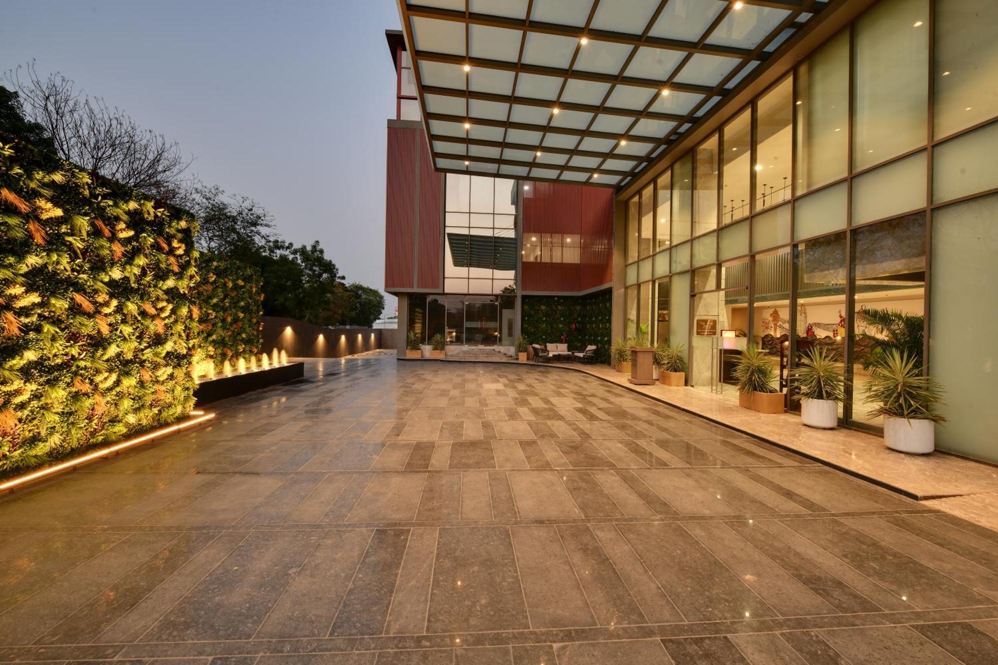 The Fern Residency, Gandhinagar Hotel Buitenkant foto